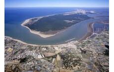 Sanlúcar y la desembocadura del rio Guadalquivir frente al Parque Nacional DOÑANA
