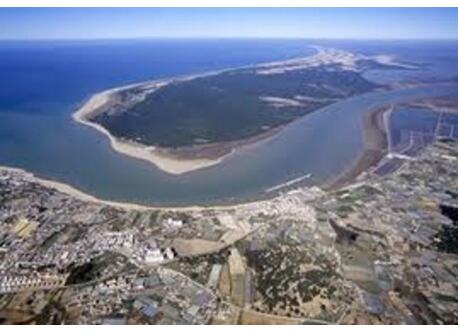 Sanlúcar y la desembocadura del rio Guadalquivir frente al Parque Nacional DOÑANA