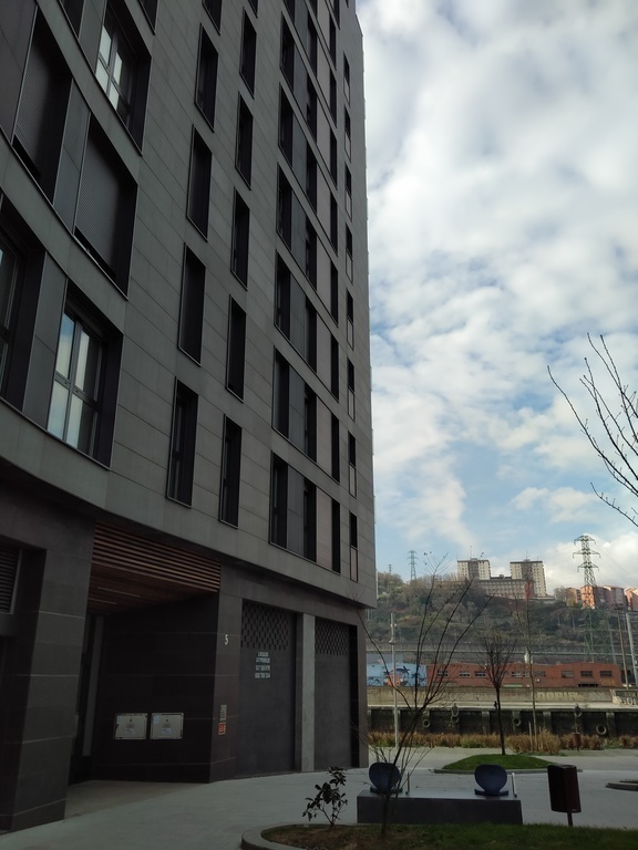 Entrada edificio (Building entrance)