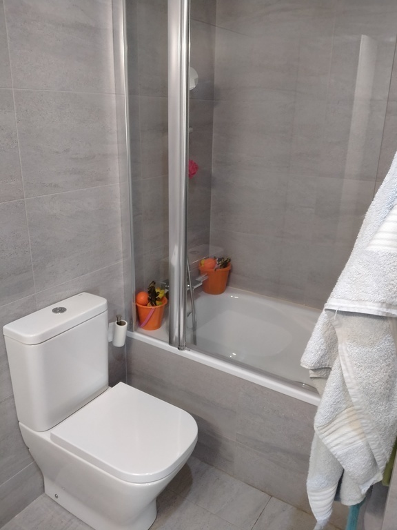 Baño 1 con bañera (Bathroom 1 with bathtub)