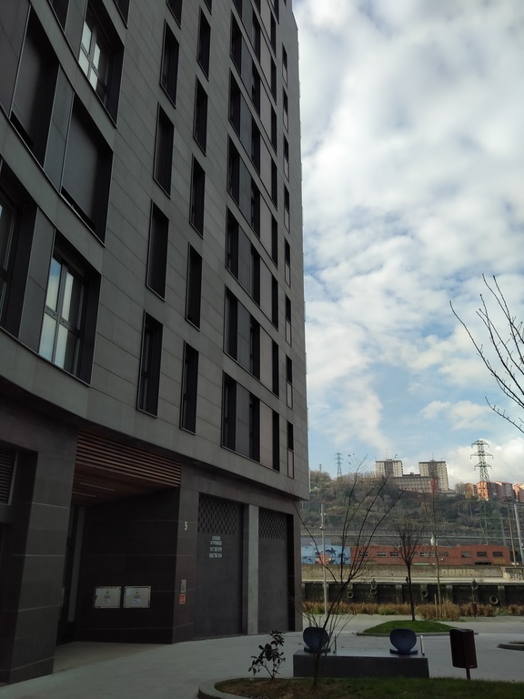 Entrada edificio (Building entrance)