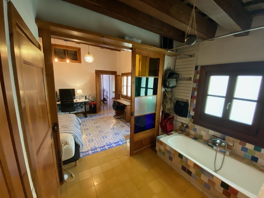 (Upstairs) Bedroom 2, with en-suite Bathroom 2 - 4/4