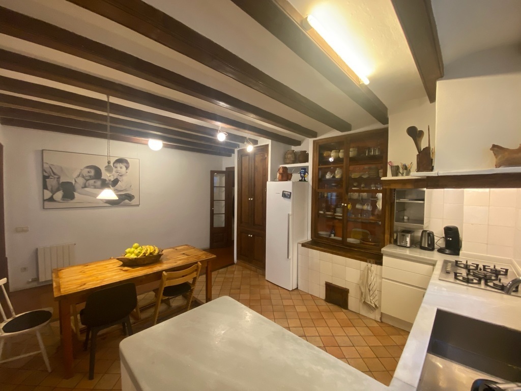 (Downstairs) Kitchen - 4/6