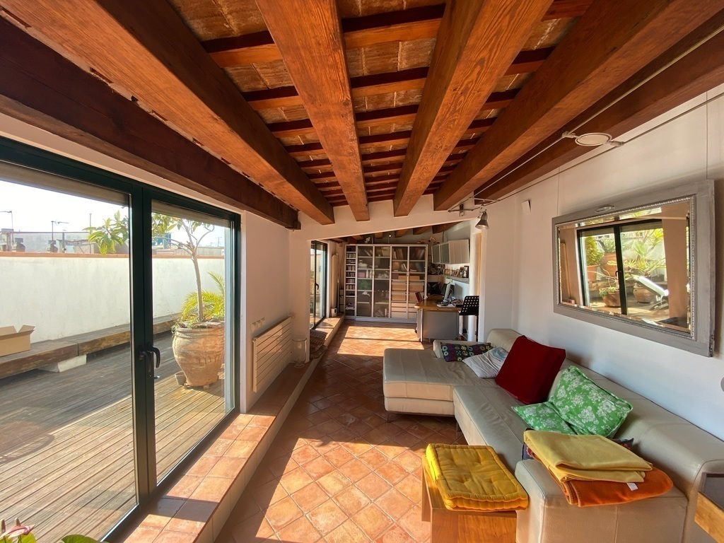 (Upstairs) Living room / working area - 1/2