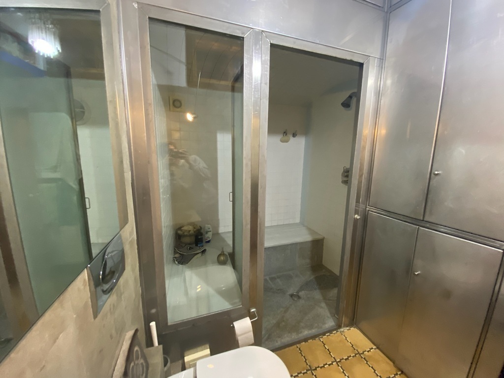 (Upstairs) Bathroom 1, with shower / steam room - 2/2