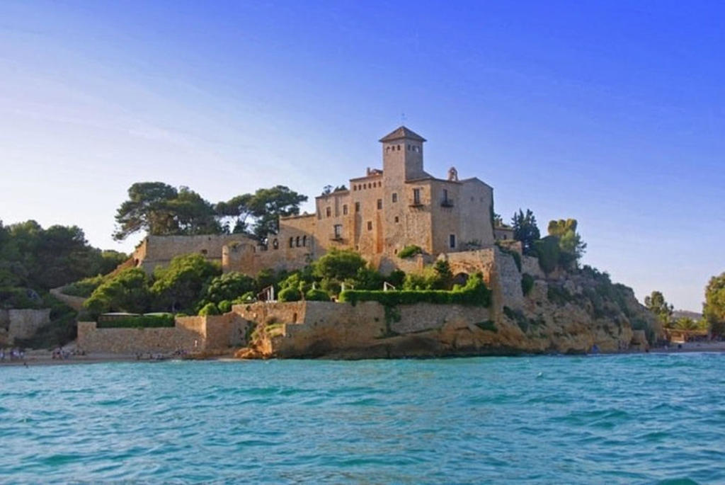 Altafulla (5min coche) / Altafulla, castell de tamarit (15 min coche. Nosotros vamos andando por  2h)