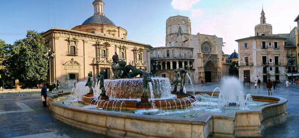Valencia's City Center - Plaza de la Virgen