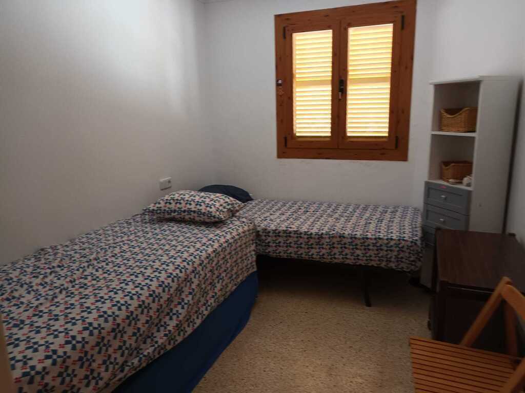 middle bedroom