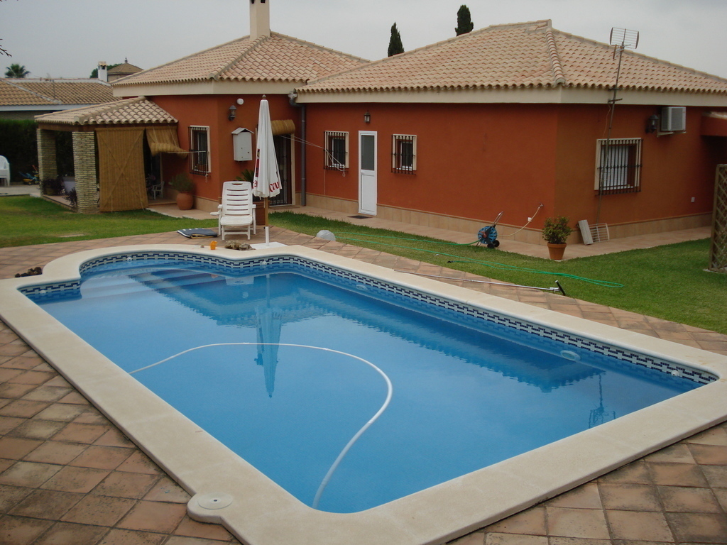 Private swimming pool.More pictures available if you visit our list from Intervac