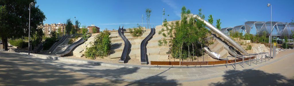 The mountain of slides at Madrid Rio