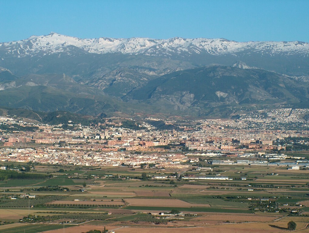 Granada con la Sierra Nevada al fondo