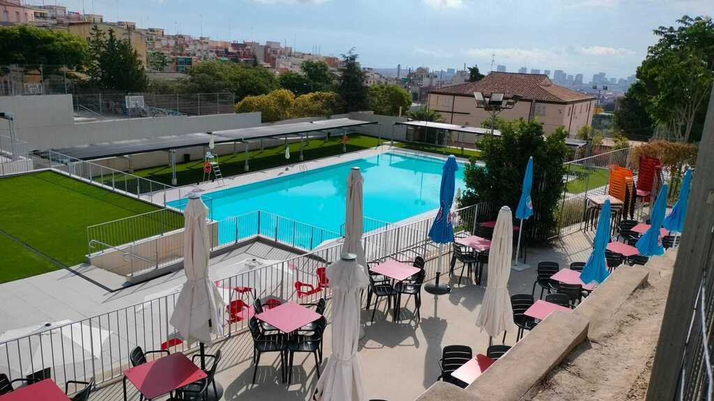 Public swimming pool 2 minutes from the apartment.