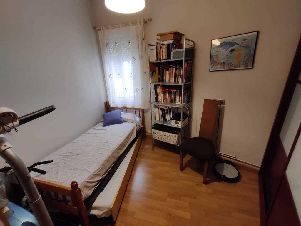 Guests room with two beds