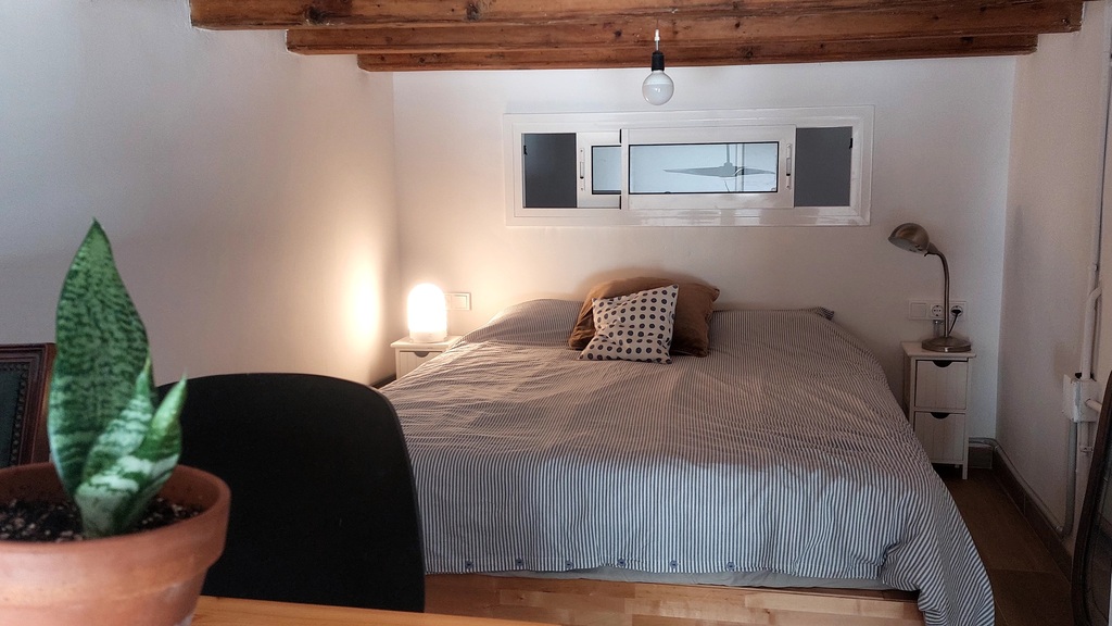 Loft bedroom, 160-170 cms height.