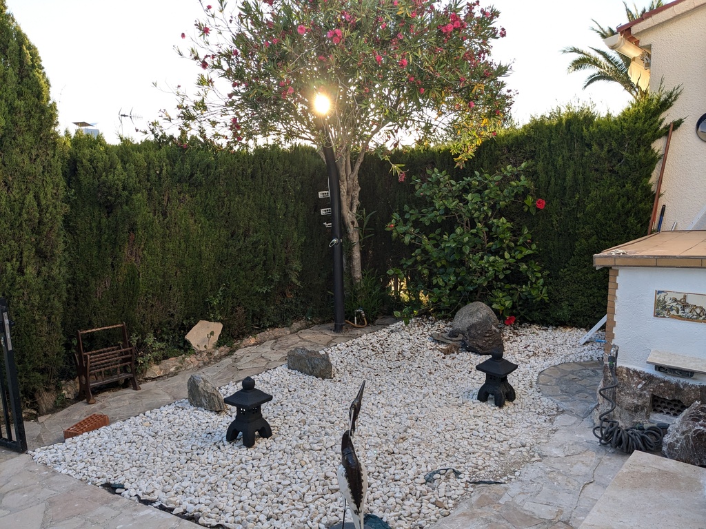 front garden (with shower)