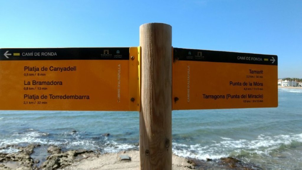 Walking indications/distances on the sea side