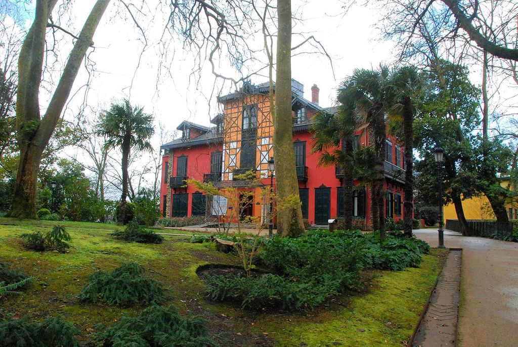 Cristina Enea park (5 min walking)