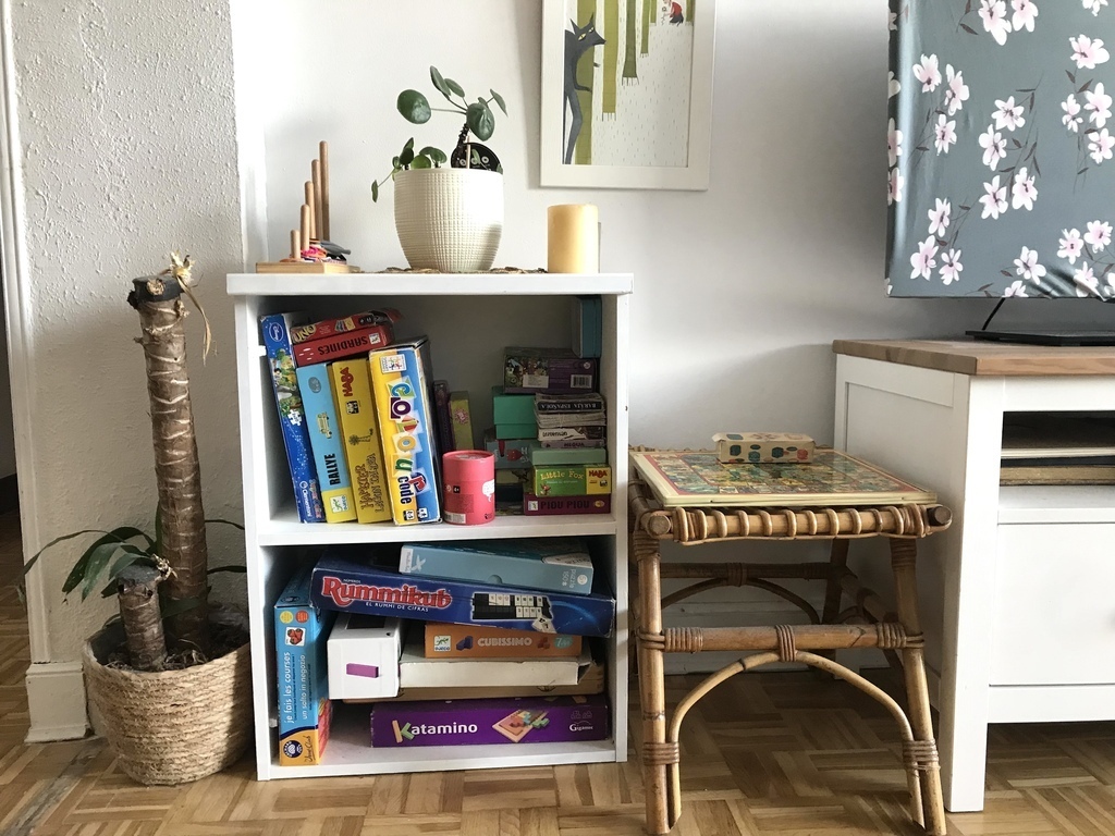 Lots of games, toys and dolls for children.