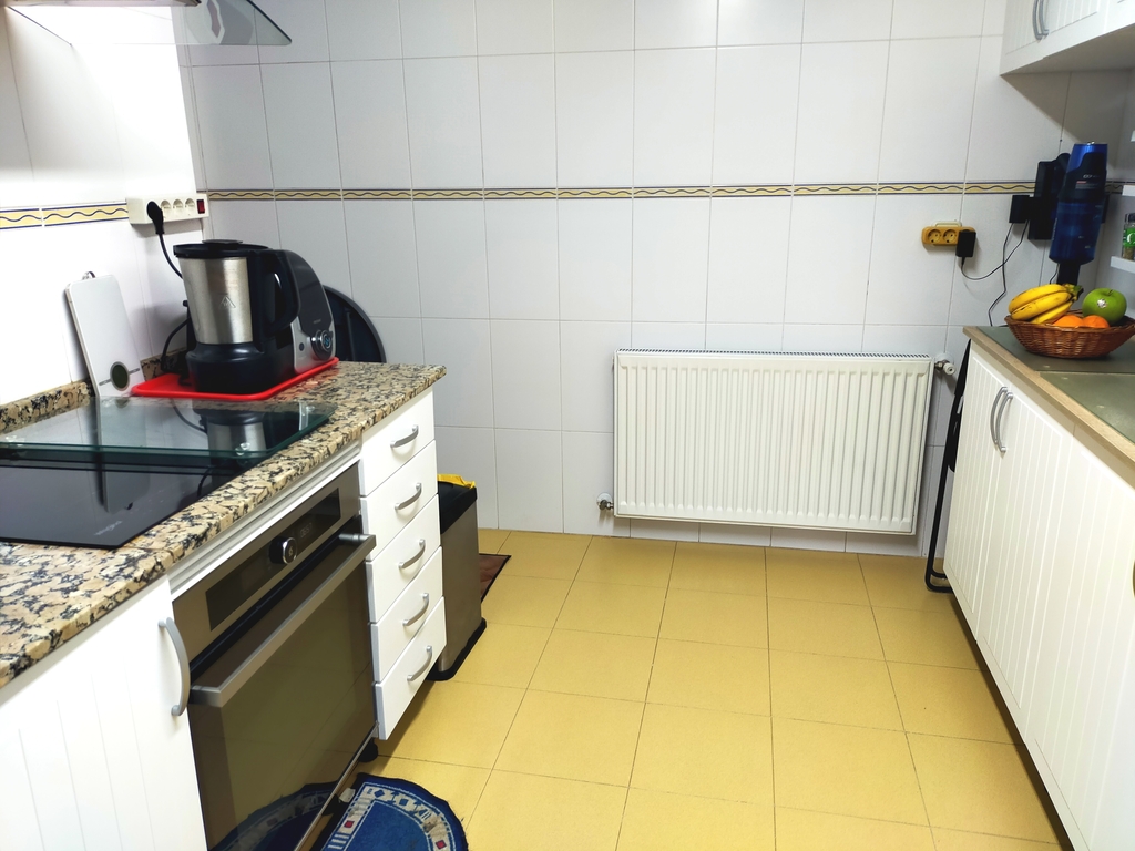 Cociña equipada con, encimeira de inducción, forno, microondas, lavapratos,frigorífico, conxelador, costadora, robot de cociñ...