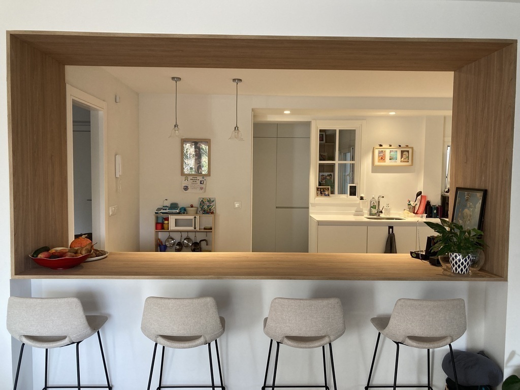 Gap that connects the living room and the kitchen