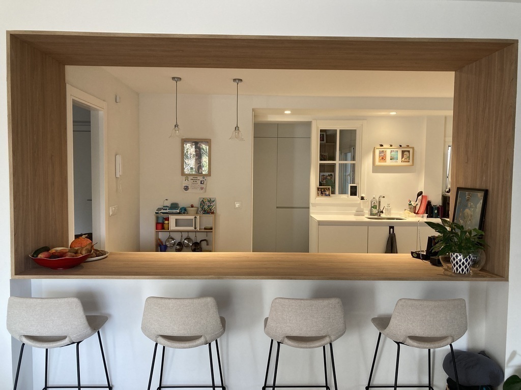 Gap that connects the living room and the kitchen