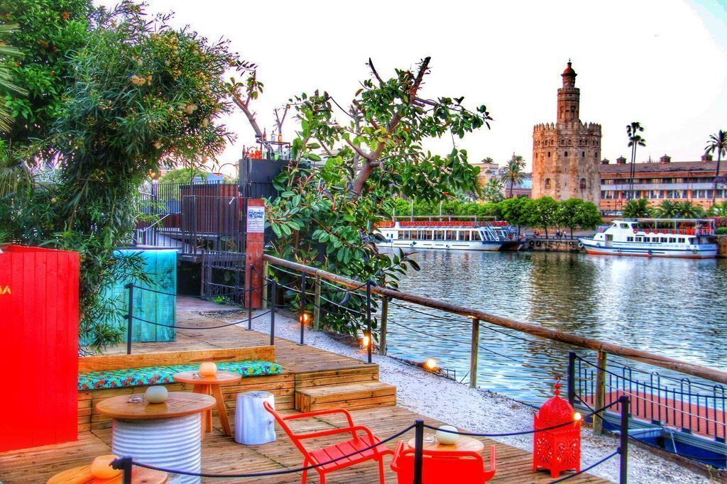 bar in calle Betis, with view to Torre del Oro