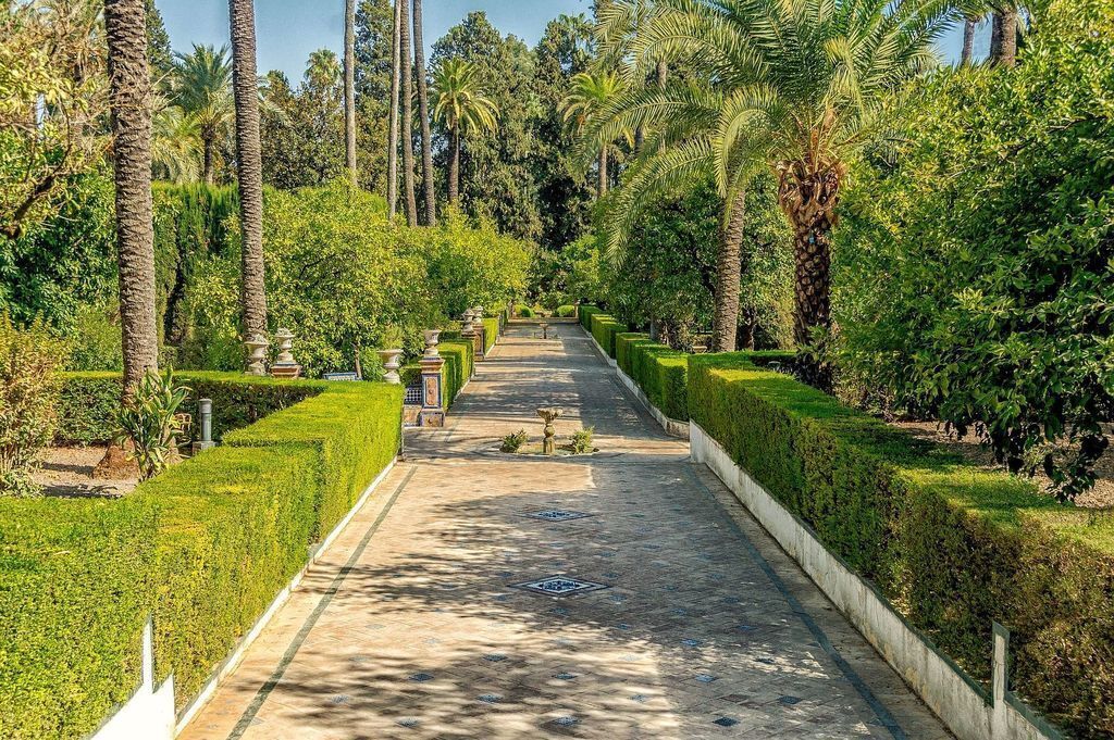 Real Alcázar de Sevilla, 20 min walk, 10 min in tramway