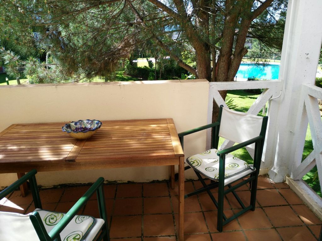 Terraza sobre el jardín. Entre los árboles se contempla el mar