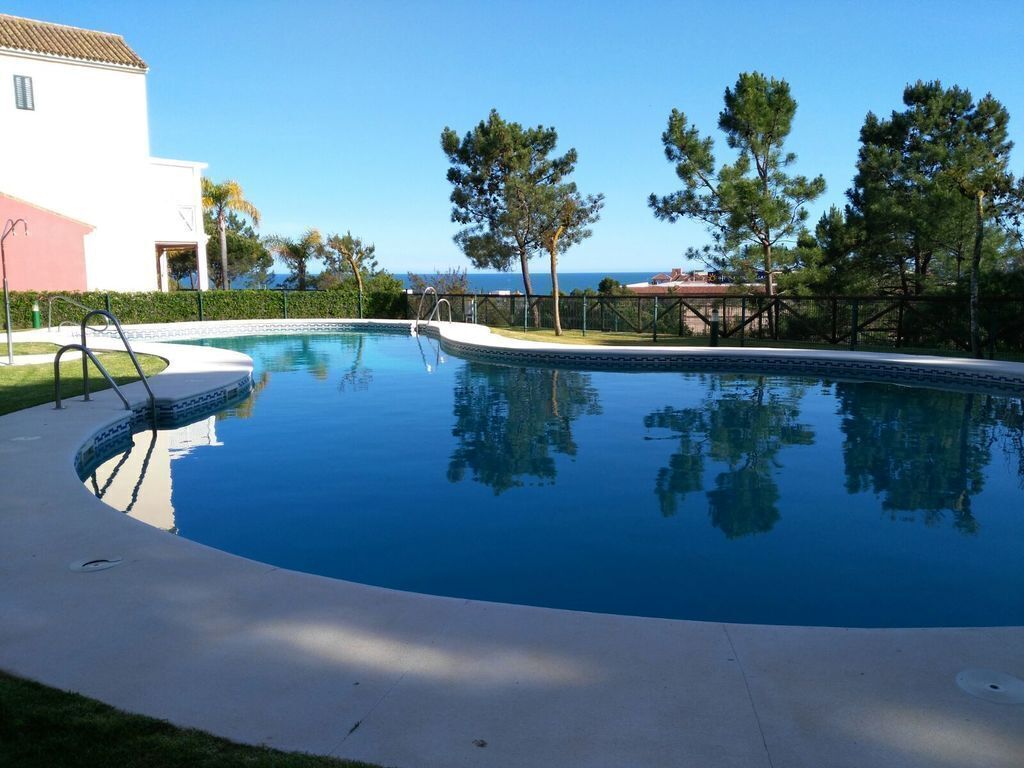La piscina y el mar al fondo