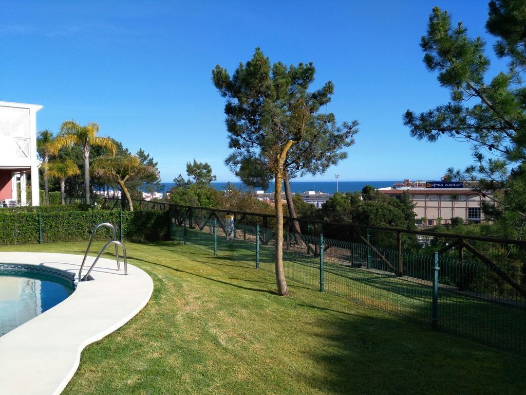 La piscina mirando al mar