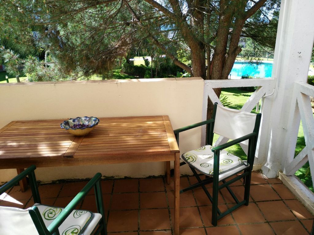 Terraza sobre el jardín. Entre los árboles se contempla el mar