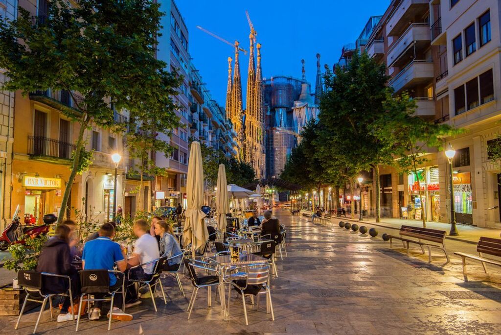 We live 2 minutes from Gaudí Avenue, which connects "Hospital de Sant Pau" to "Sagrada Familia" (15 minutes walk).