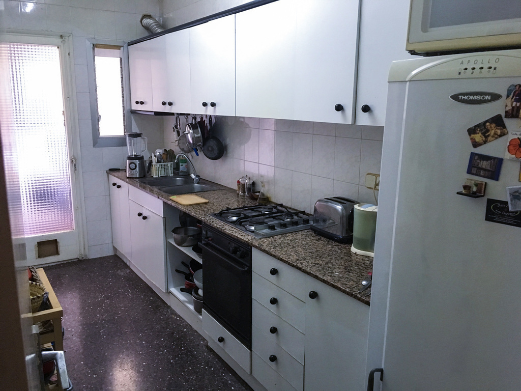 Well equipped kitchen. Oven, Microwave, Blender, Toaster, Kettle. Cuisine bien équipée