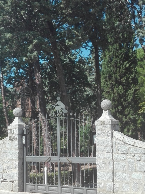 Puerta de acceso al jardin y la casa