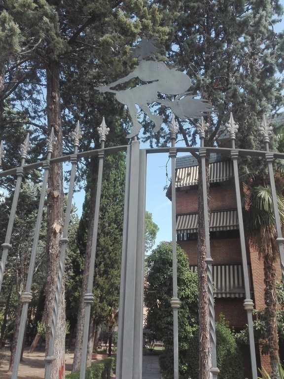 Puerta de acceso al jardin y la casa