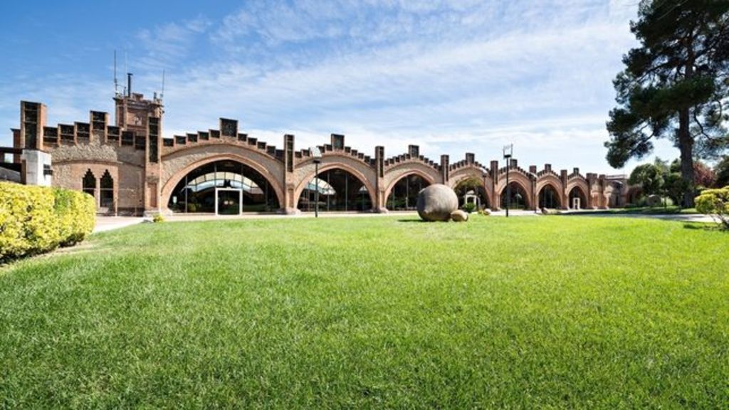 Sant Sadurní, with more than eighty cava cellars; such as the Codorniu Caves, designed by Puig and Cadafalch (Gaudí); 15' by car
