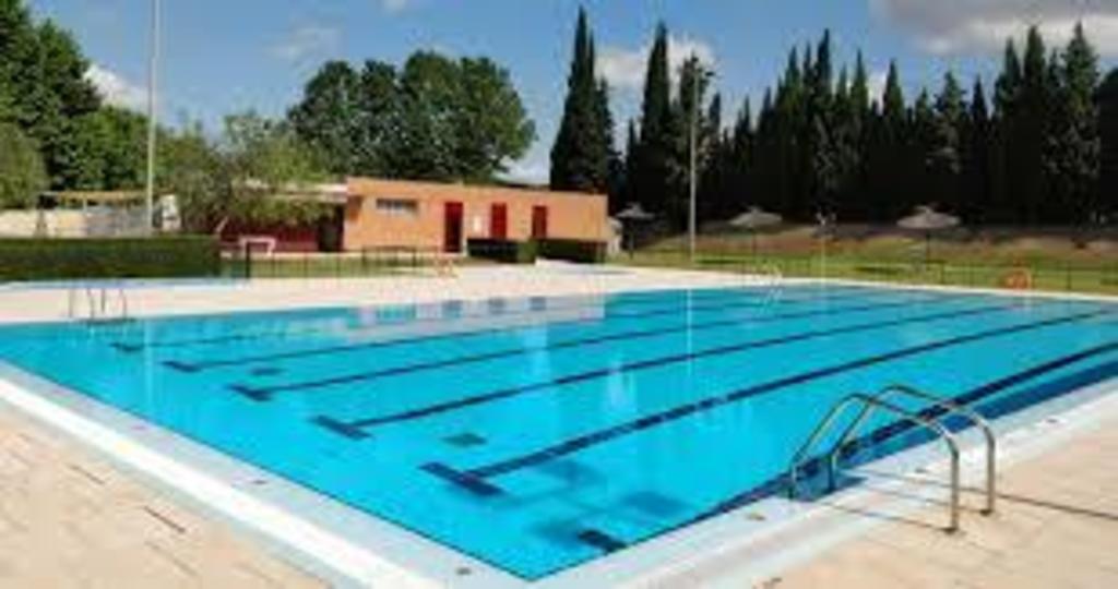 Piscina municipal- Public swimming pool 250m from house