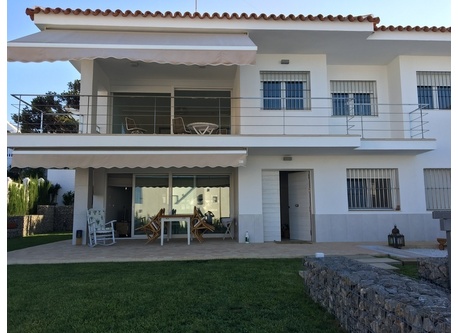 2.1) Front view of the beach house