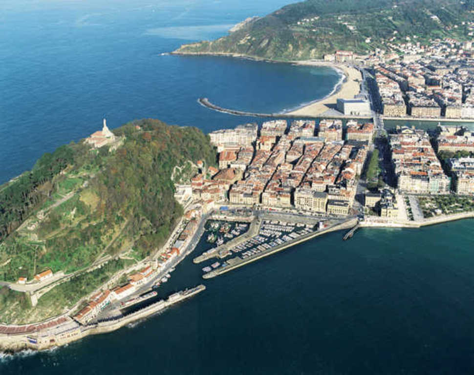 Urgull, muelle, parte vieja y playa Zurriola / Urgull, harbour, old town and Zurriola beach