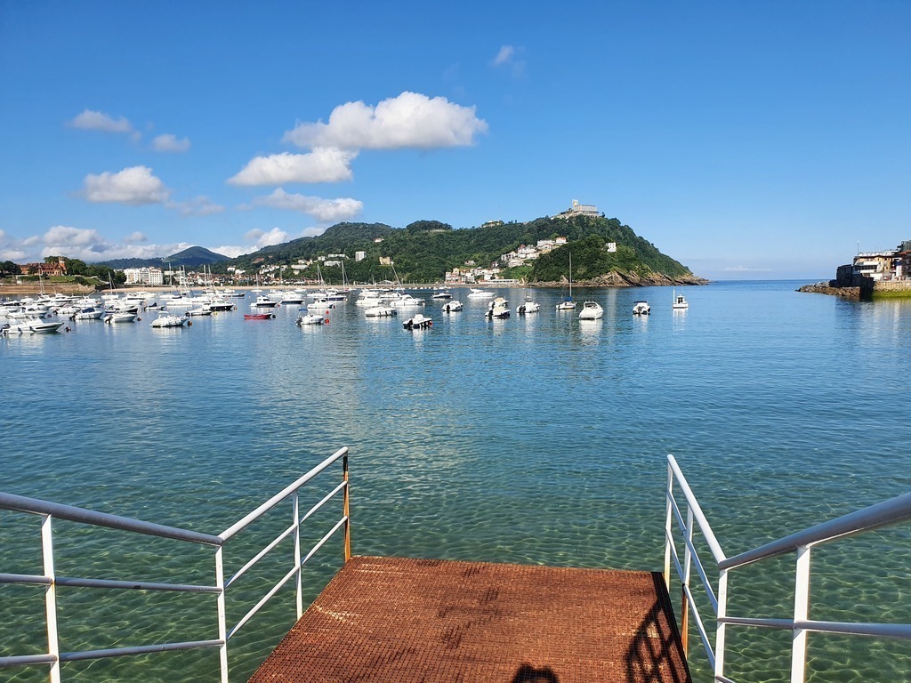 2 minutes walking from home