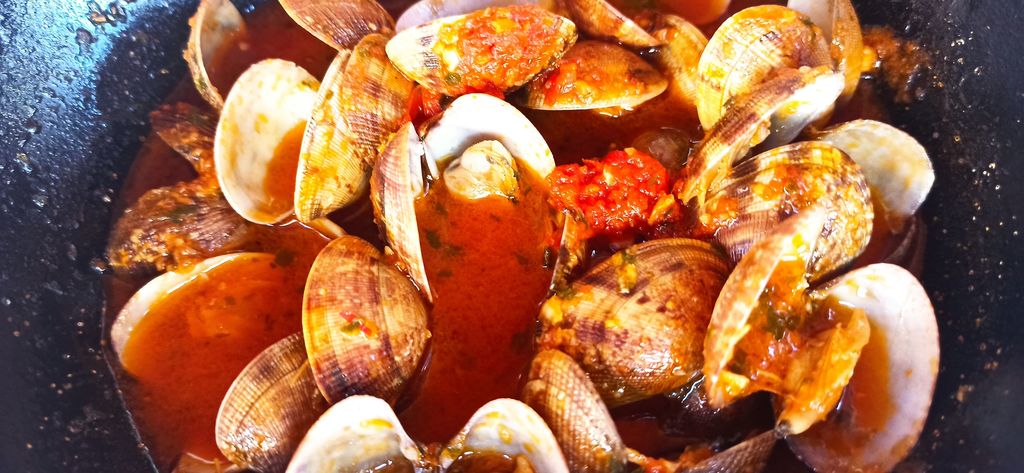 Clams in sauce, a typical dish