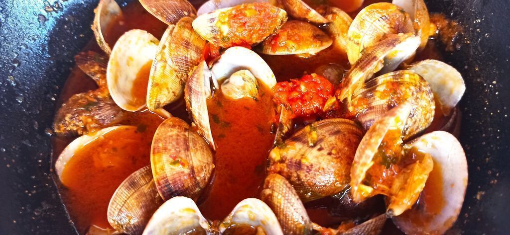 Clams in sauce, a typical dish