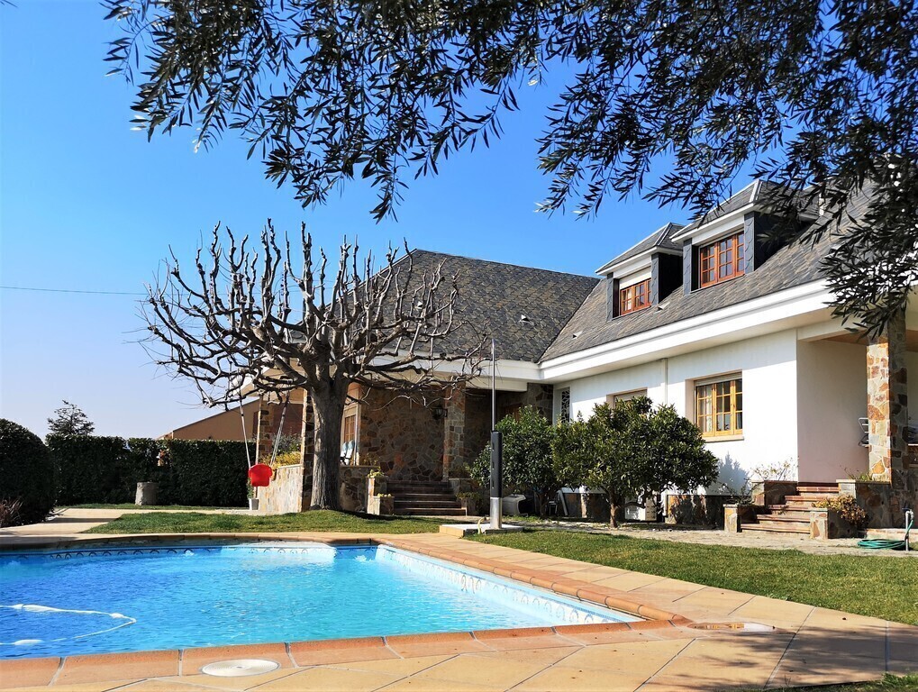 Garden and swimming pool