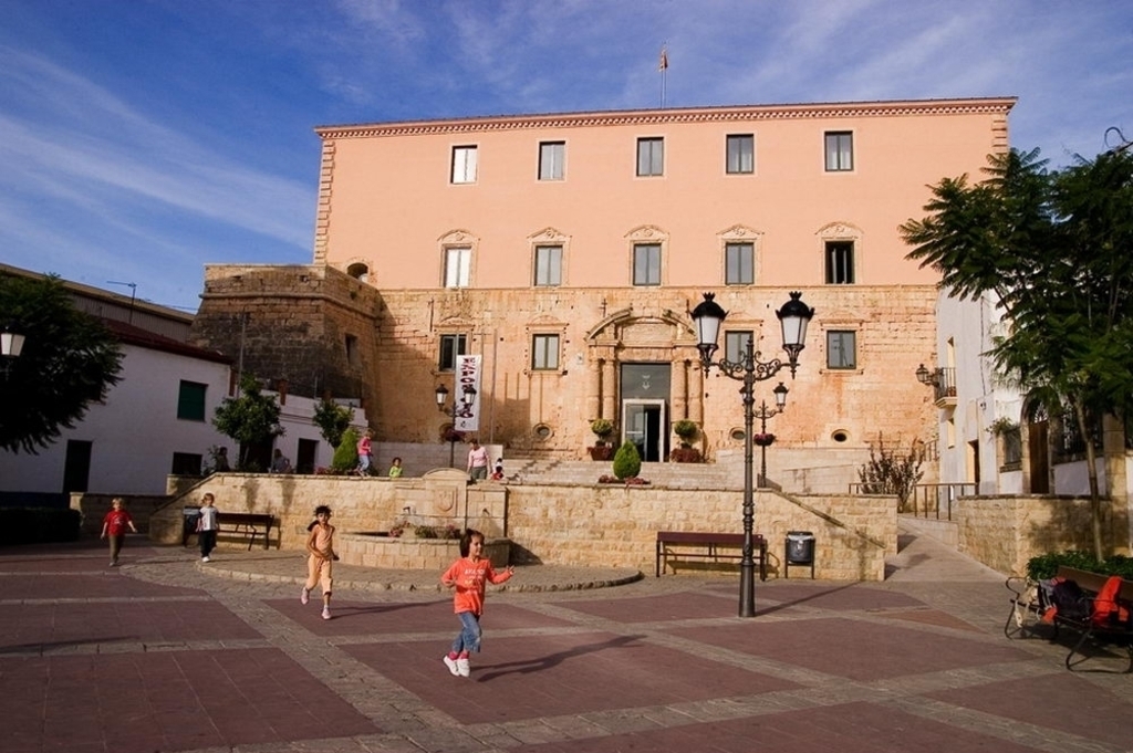 El castell. Al poble