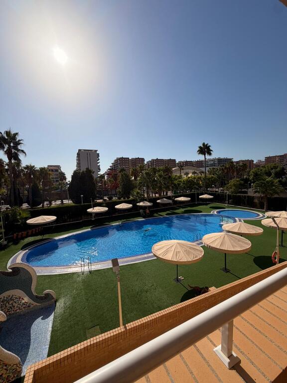 Piscina privada del bloque de apartamentos. 