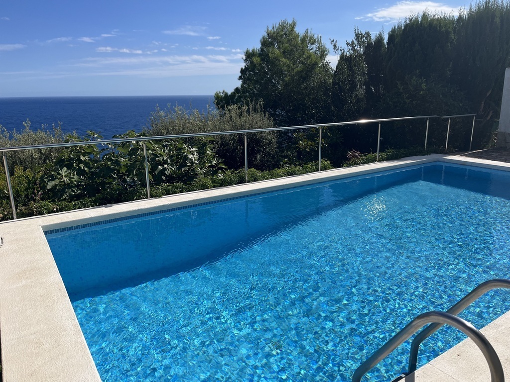 Piscina con vistas al mar