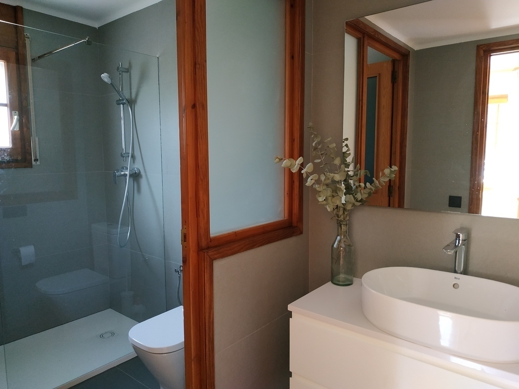 Main suite's bathroom