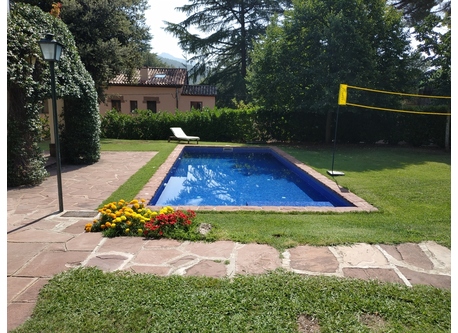 Salted swimming pool with an authomatic cleaning system