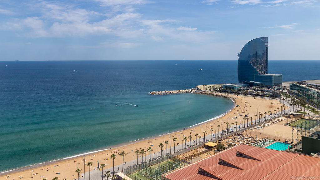 There are several wonderful beaches in Barcelona and some of them have free parking 