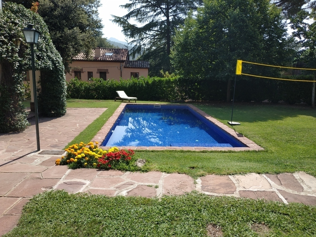 Salted swimming pool with an authomatic cleaning system